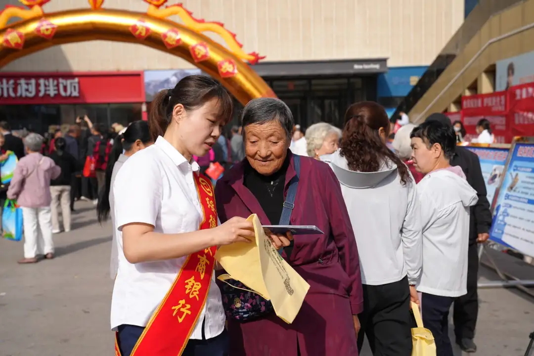 5月12日，绥德县公安局经侦民警走进银行开展金融领域专题普法宣讲。