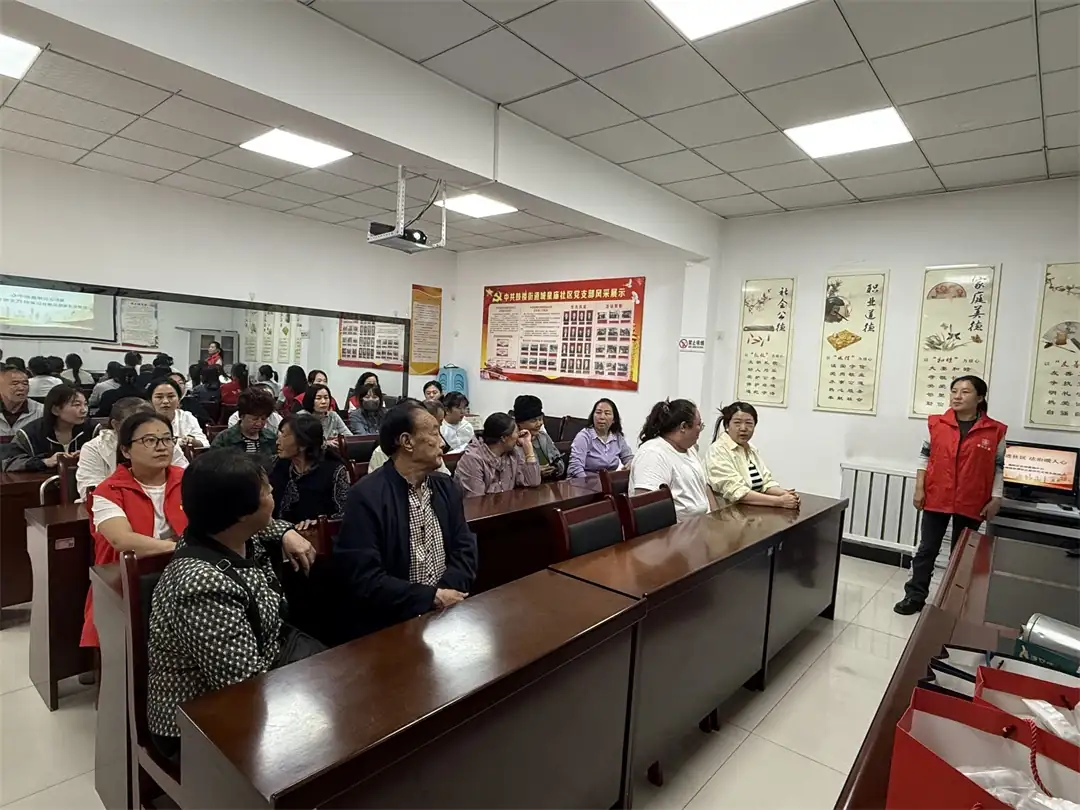 律师与工作人员通过以案释法、现场答疑等方式，围绕婚姻家庭、财产继承、电信诈骗等热点问题，解读《民法典》条款，并为居民提供一对一法律咨询服务，引导群众依法维权，增强法治意识。