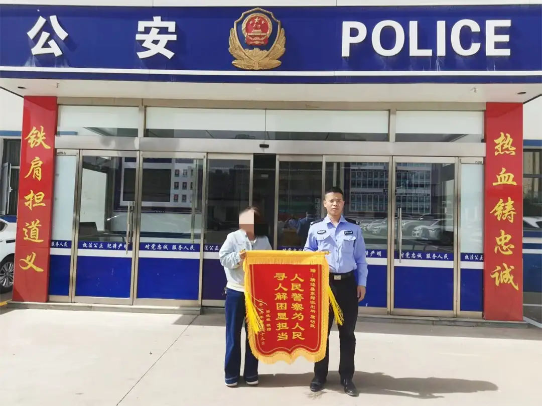 藏蓝穿梭街巷深：酒店门口的焦急身影