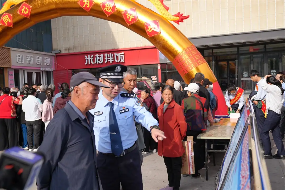 5月12日，绥德县公安局经侦民警走进银行开展金融领域专题普法宣讲。