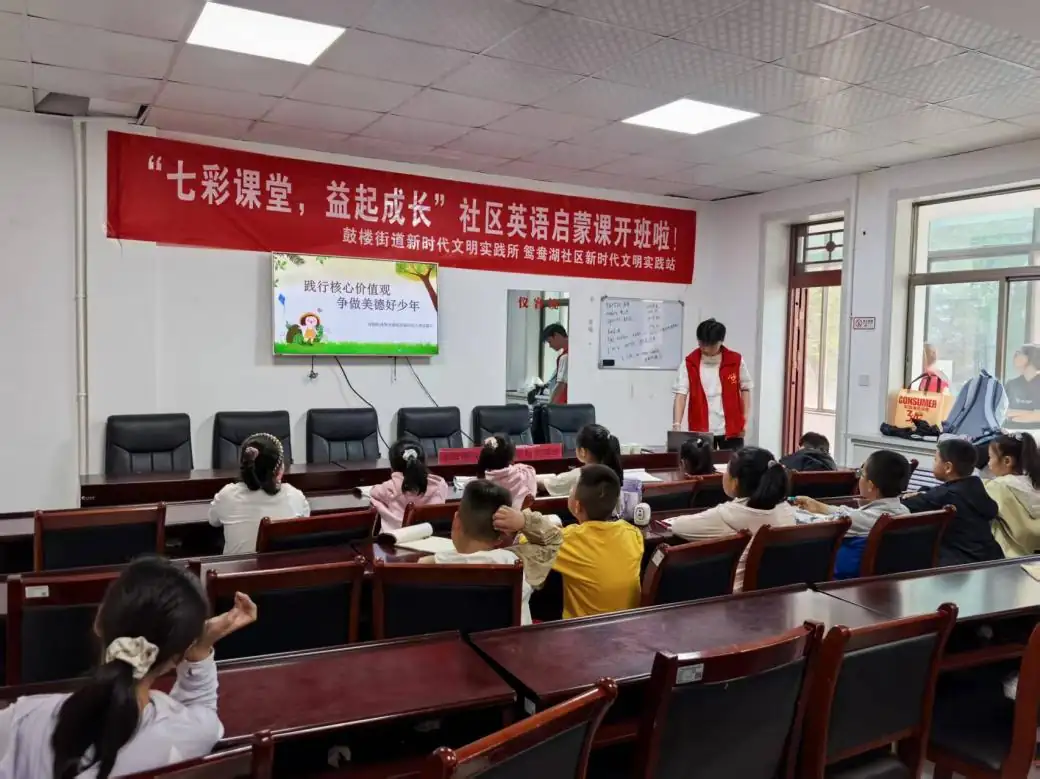 5月18日,榆阳区鼓楼街道鸳鸯湖社区开展“践行核心价值观 争做美德好少年”主题学习教育活动。