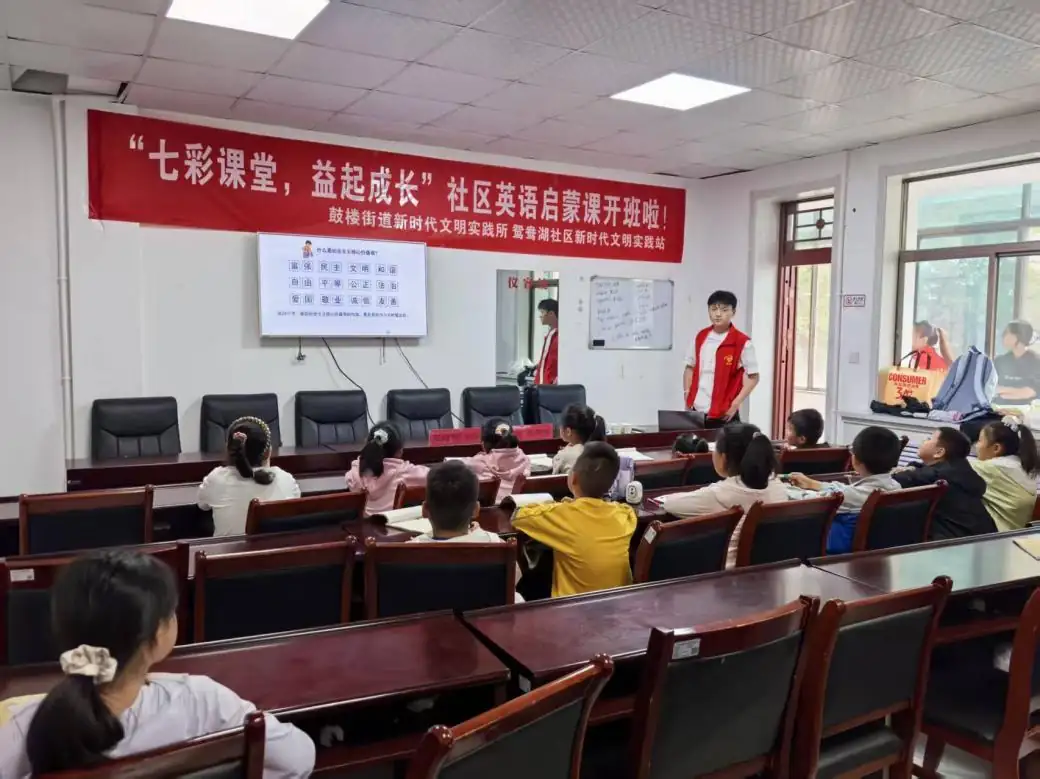 5月18日,榆阳区鼓楼街道鸳鸯湖社区开展“践行核心价值观 争做美德好少年”主题学习教育活动。
