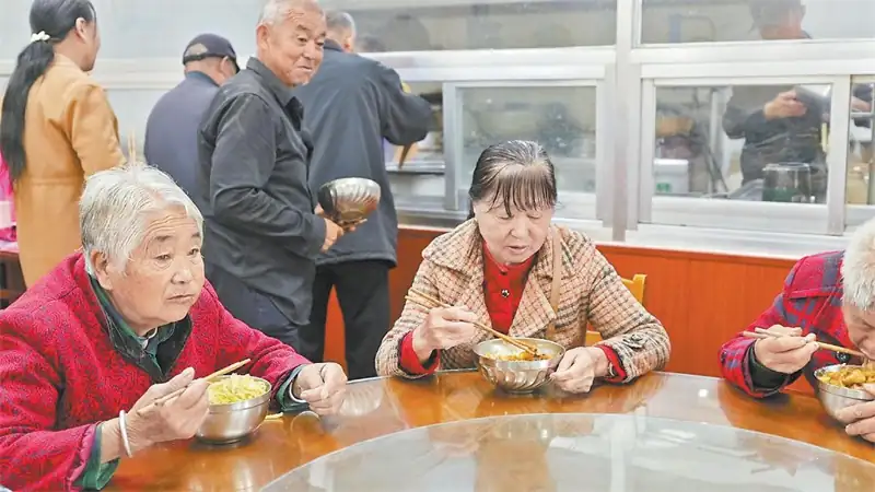 西庄村幸福院的老人们在就餐。闫峰摄