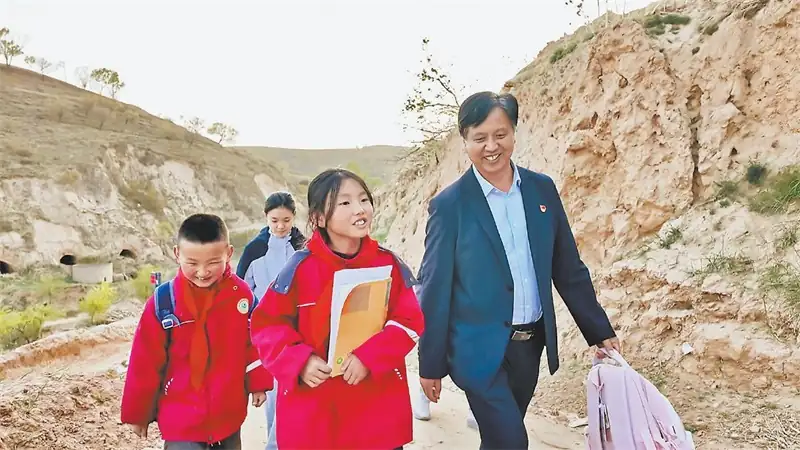 王瑞华（右一）在家访的路上。任启瑞摄