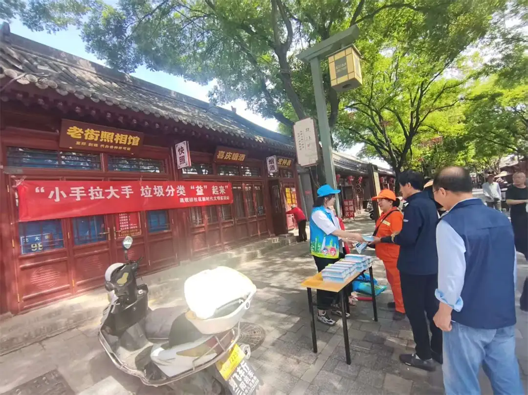 近日,榆阳区鼓楼街道凯歌楼社区开展“小手拉大手 垃圾分类‘益’起来”主题培训活动。