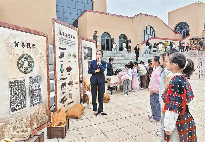 讲解员为孩子们讲解互市文化。周海月摄