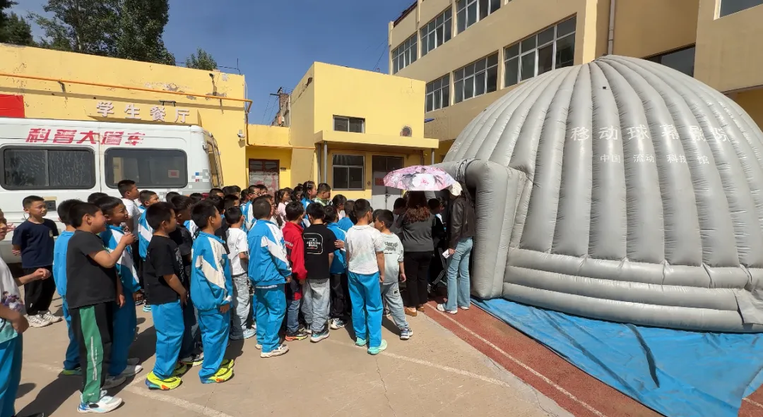 5月18日，榆林科技馆科普大篷车走进金鸡滩镇中心小学