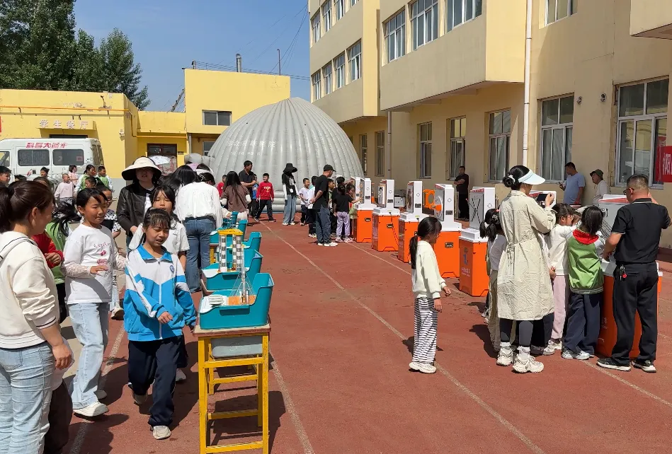 5月18日，榆林科技馆科普大篷车走进金鸡滩镇中心小学，为孩子们带来一场沉浸式科学体验。
