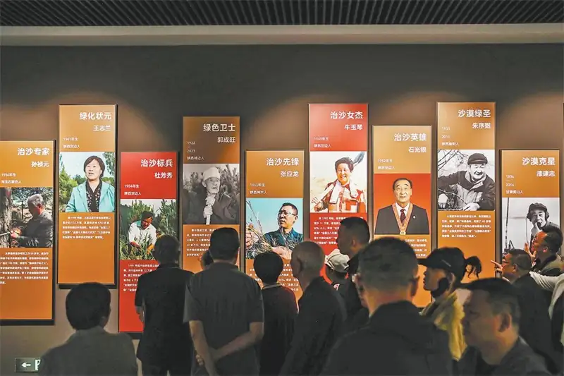 5月18日，市民和游客在榆林市展览馆参观。记者杨彬摄　