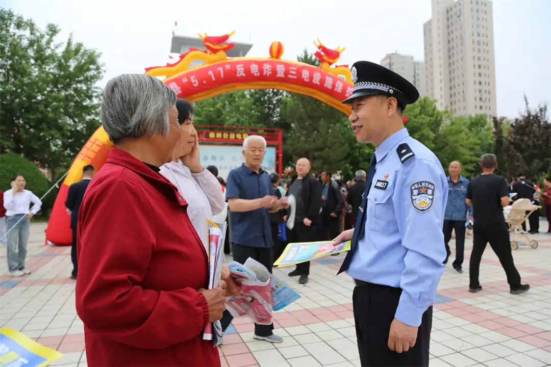 工作人员通过悬挂宣传横幅、摆放宣传展板、发放宣传手册、现场答疑解惑等多种形式，搭建起与群众面对面沟通的桥梁。