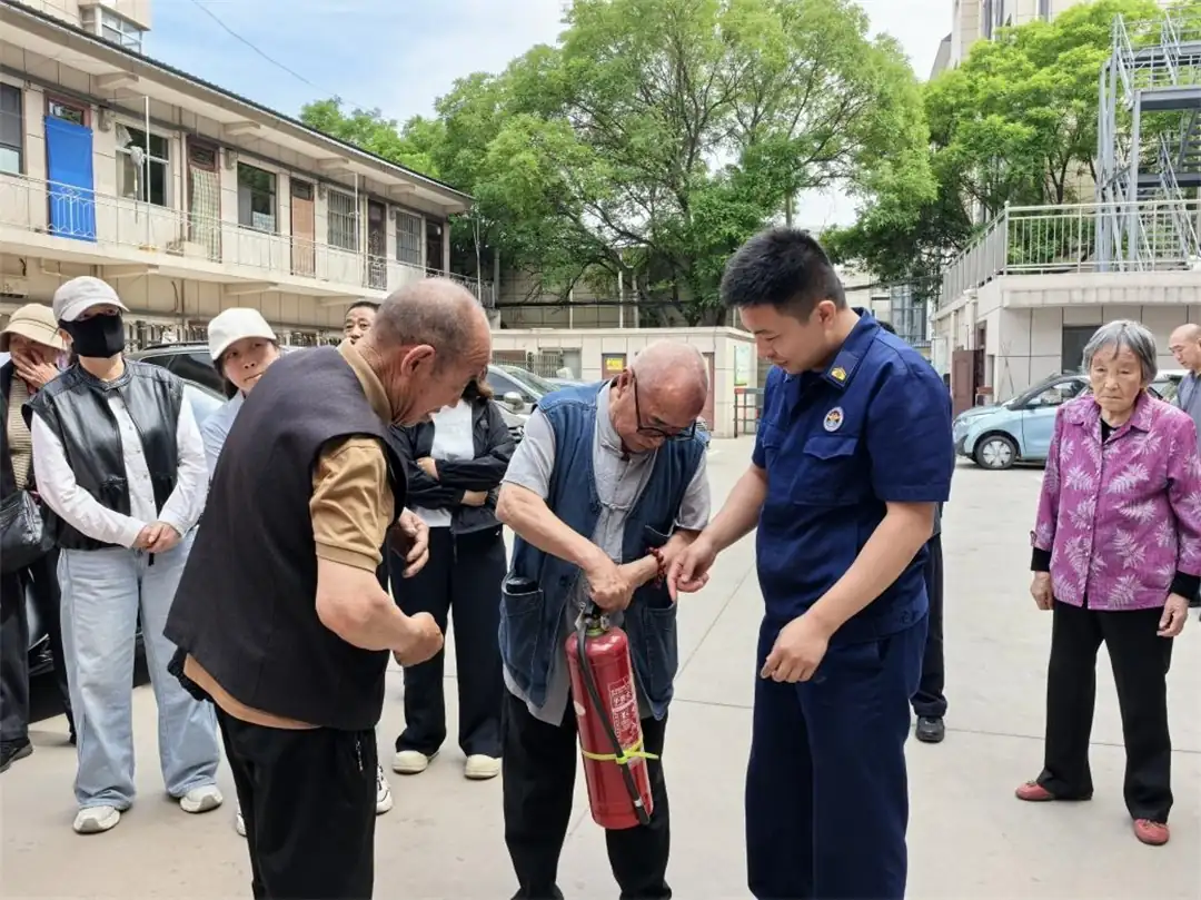 重点演示灭火器“提、拔、握、压”操作步骤