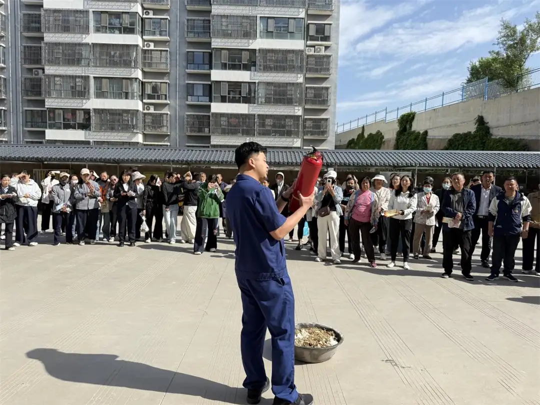 消防员结合典型火灾案例,用通俗易懂的语言讲解了家庭火灾预防、初期火灾扑救、火场逃生技巧等知识