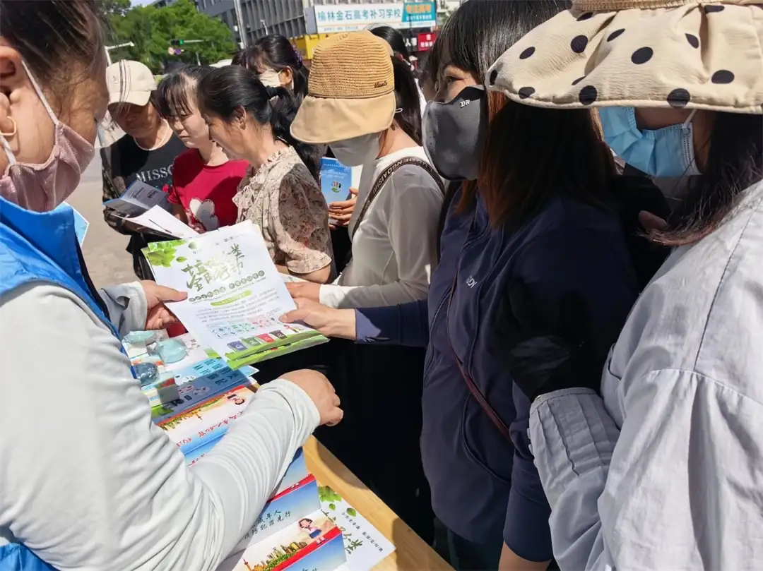 向居民发放垃圾分类宣传手册、环保倡议书、分类垃圾袋及环保小礼品