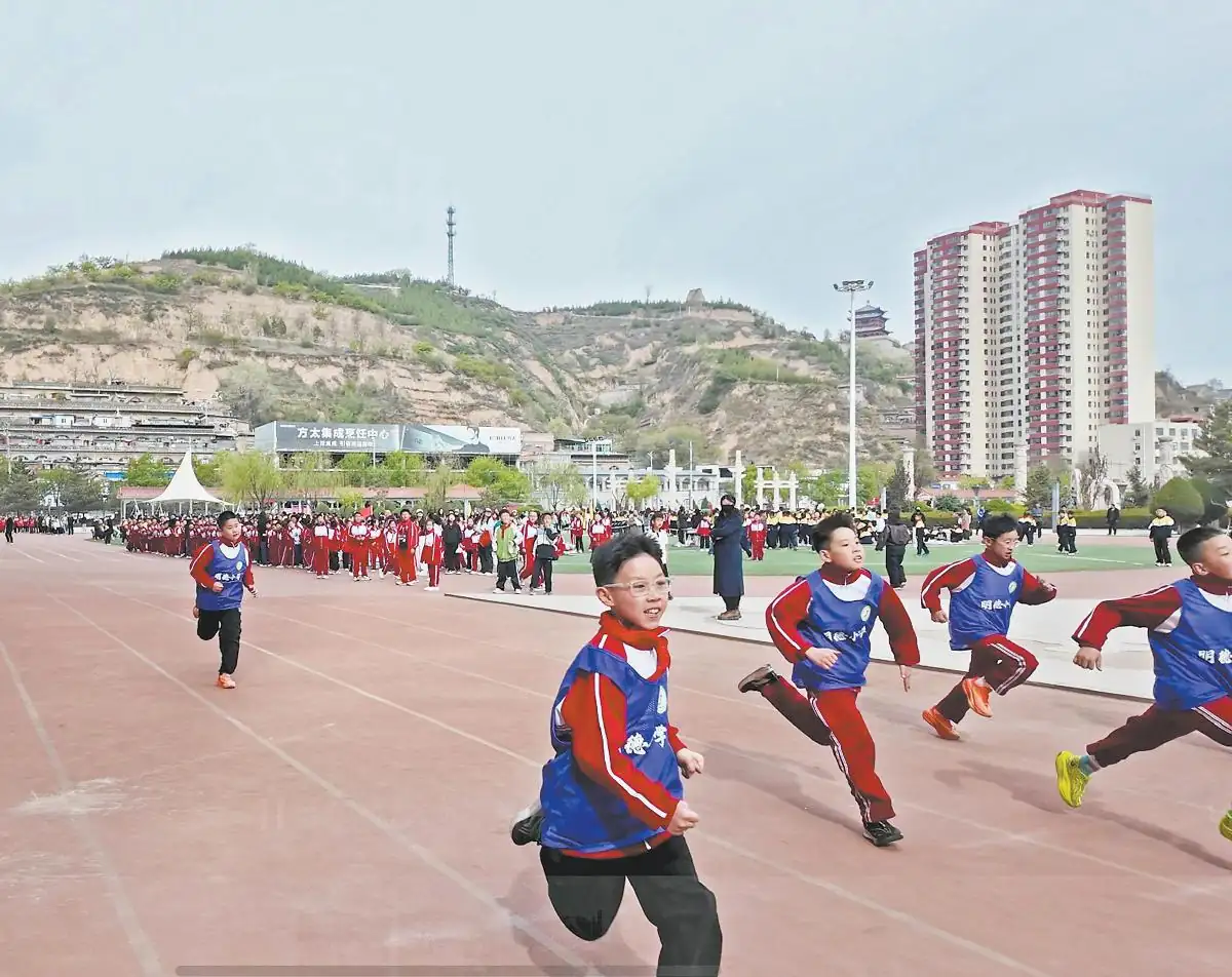 绥德县明德小学春季运动会现场。通讯员李秋绒摄