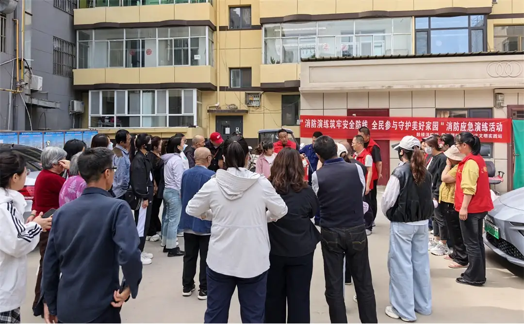 5月20日,榆林榆阳区鼓楼消防所联合鸳鸯湖社区开展消防应急演练。