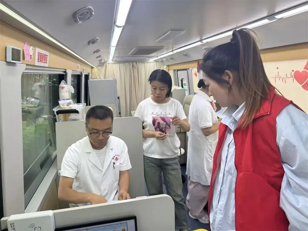 参与献血的居民们