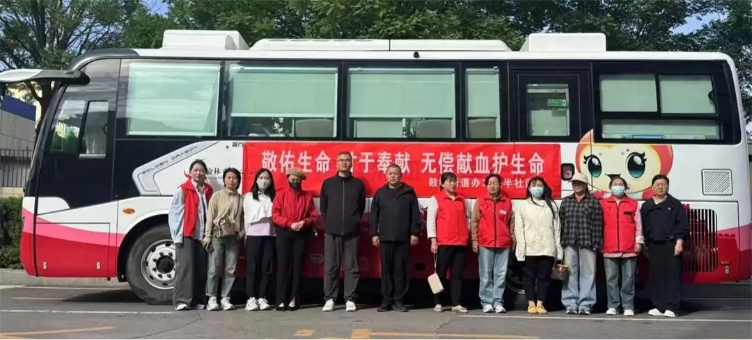 近日,榆林市榆阳区鼓楼街道二里半社区在榆林六中开展“无偿献血护生命”主题活动