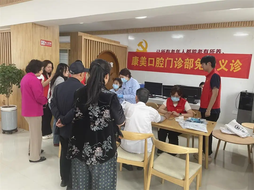 医护人员为到场居民开展免费口腔筛查
