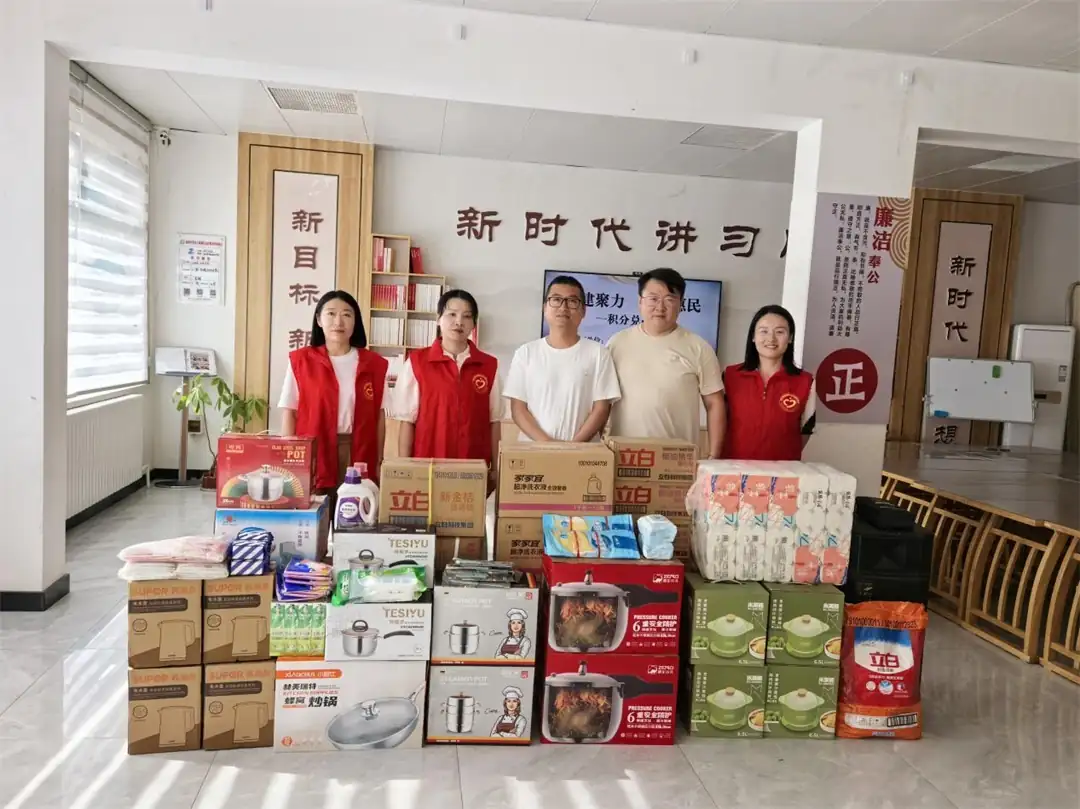 5月20日,非公企业榆林市乙鑫建材市场有限公司向崇文路街道学院社区捐赠物资