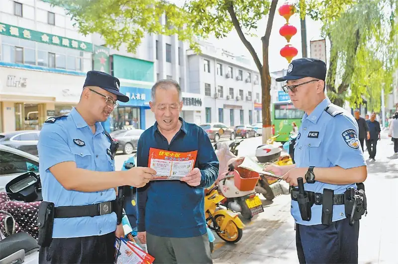 图为民警向群众讲解反诈知识。通讯员<a href=http://www.zaiyulin.com/txy/weiyang/ target=_blank class=infotextkey>魏洋</a>摄