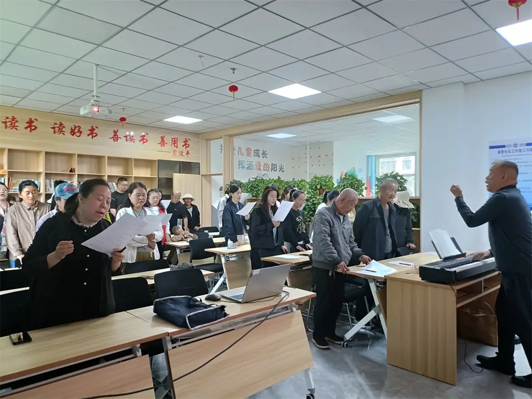 5月22日，榆阳区崇文路街道富庆路社区开展“感悟思想伟力 凝聚奋进力量”红色音乐课堂。