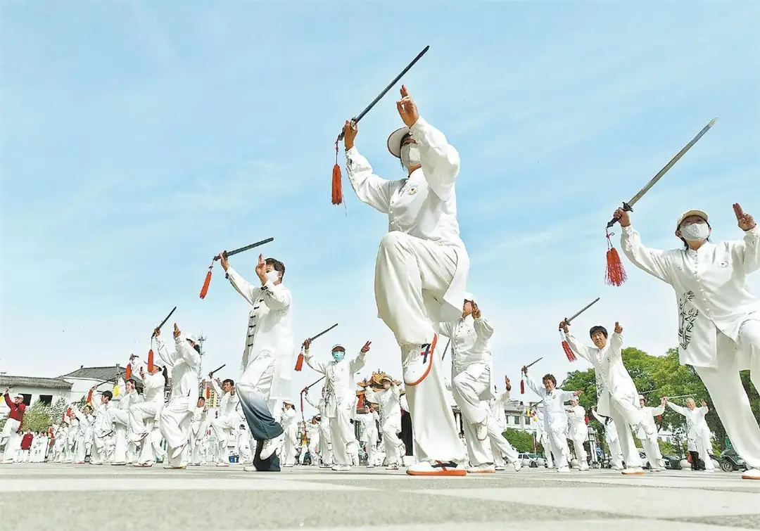 5月19日，定边县在东正街广场举办2026年全国老年人太极拳健身大联动分会场活动