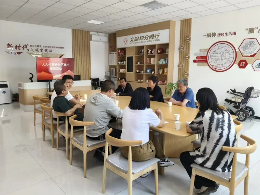 针对群众反映的问题,叶武利逐一耐心回应、细致解答。