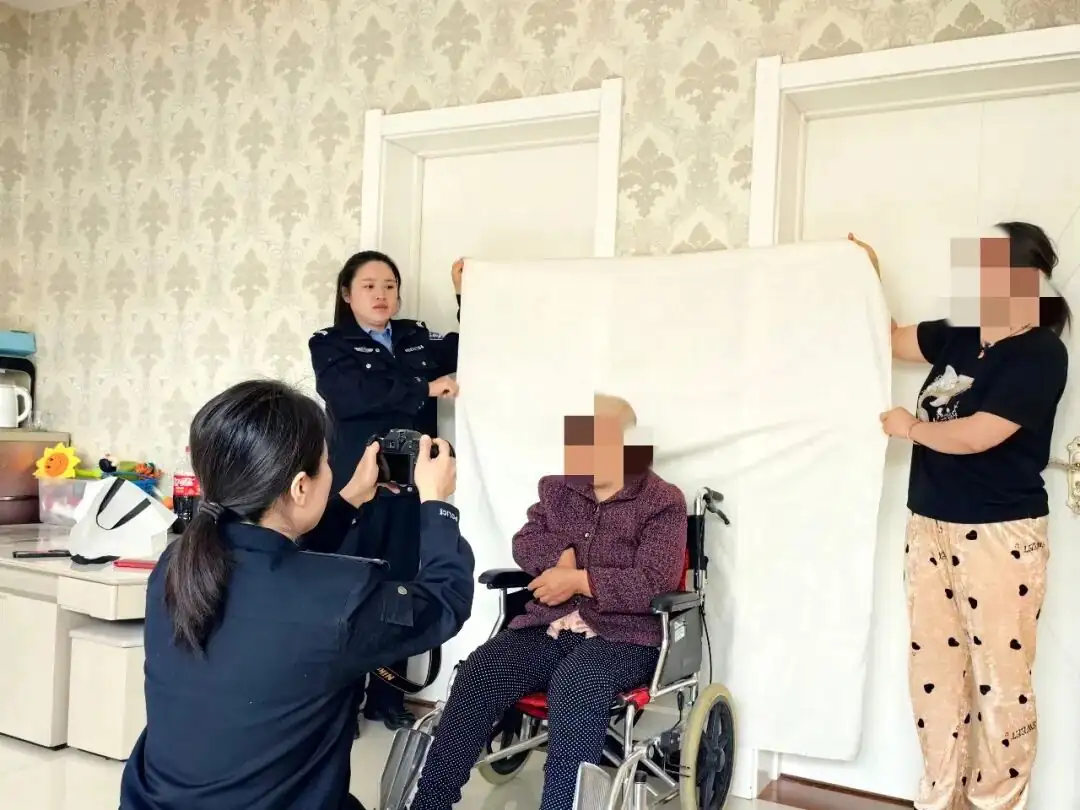 靖边公安民警上门为行动不便老人办理身份证
