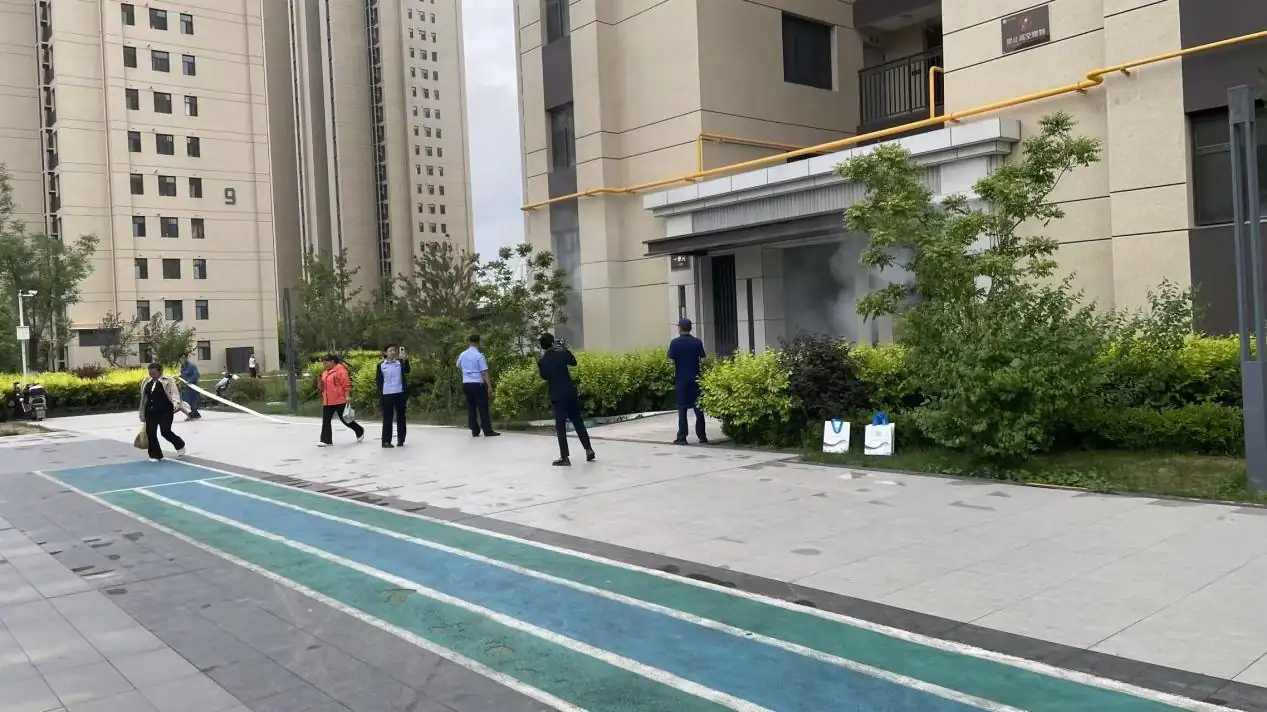 5月25日上午,榆阳区崇文路街道春苑社区联合多部门在汇兴花园小区开展消防实战演练。