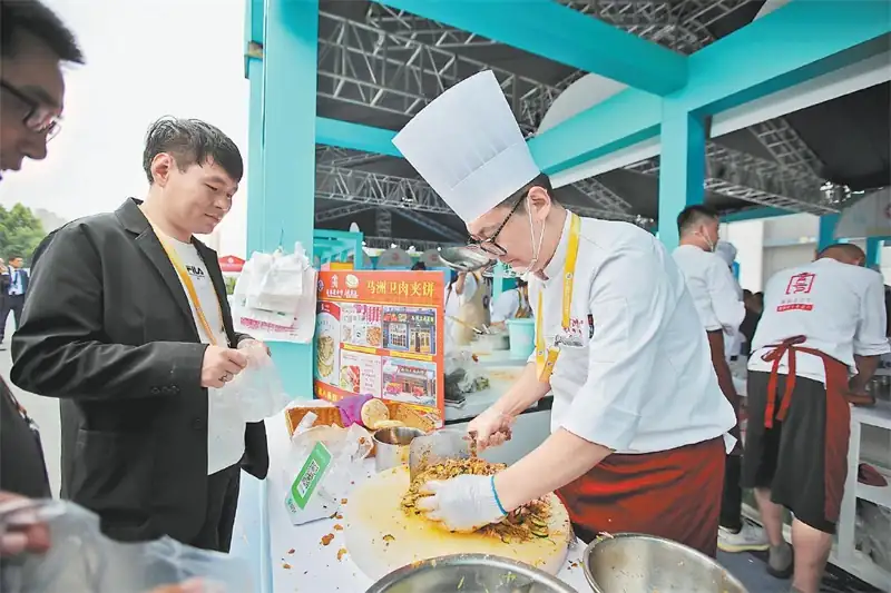 厨师现场精心制作美食。记者杨彬摄