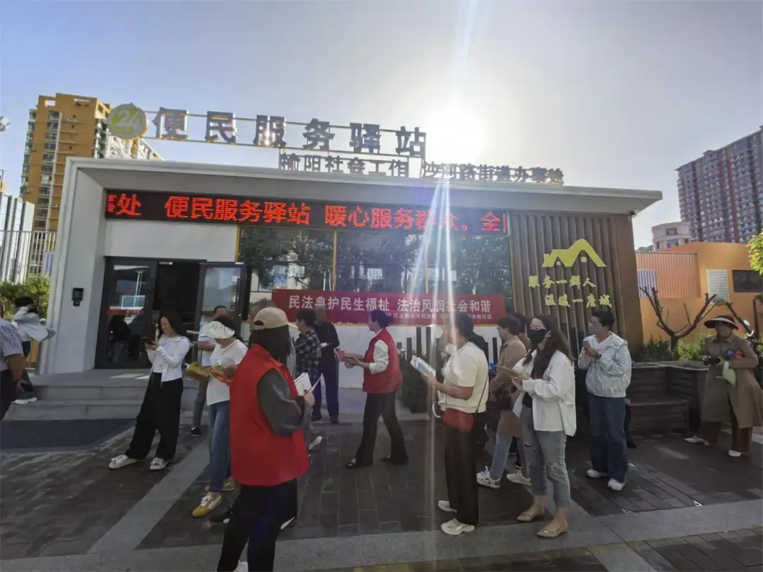 5月25日,榆阳区司法局沙河司法所联合桃李路社区开展民法典普法宣传活动。