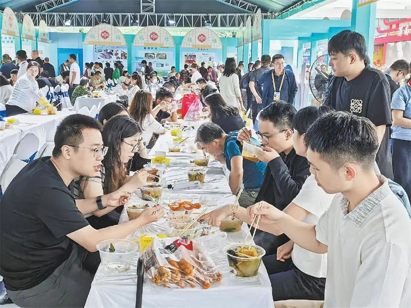 食客品尝榆林美食。郝彦丰摄