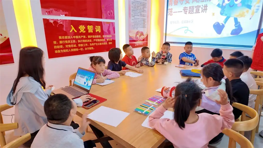 近日,榆阳区崇文路街道迎滨路社区联合榆林学院启动“小蜗牛”成长计划第五期周末公益课堂。