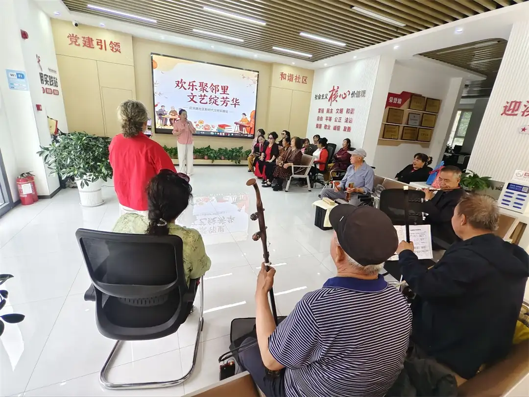 5月26日,榆阳区崇文路街道迎滨路社区在老年人日间照料中心开展“欢乐聚邻里 文艺绽芳华”主题党日文艺活动。