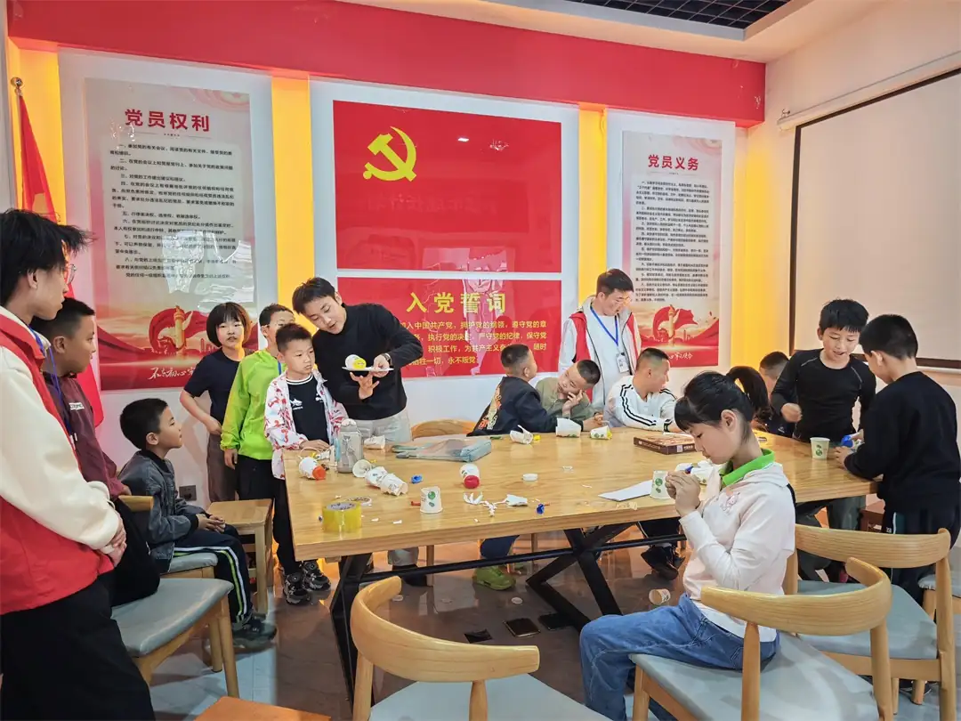 近日,榆阳区崇文路街道迎滨路社区联合榆林学院启动“小蜗牛”成长计划第五期周末公益课堂。