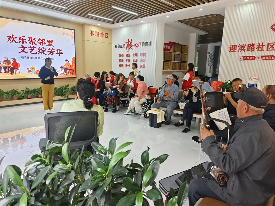 5月26日,榆阳区崇文路街道迎滨路社区在老年人日间照料中心开展“欢乐聚邻里 文艺绽芳华”主题党日文艺活动。