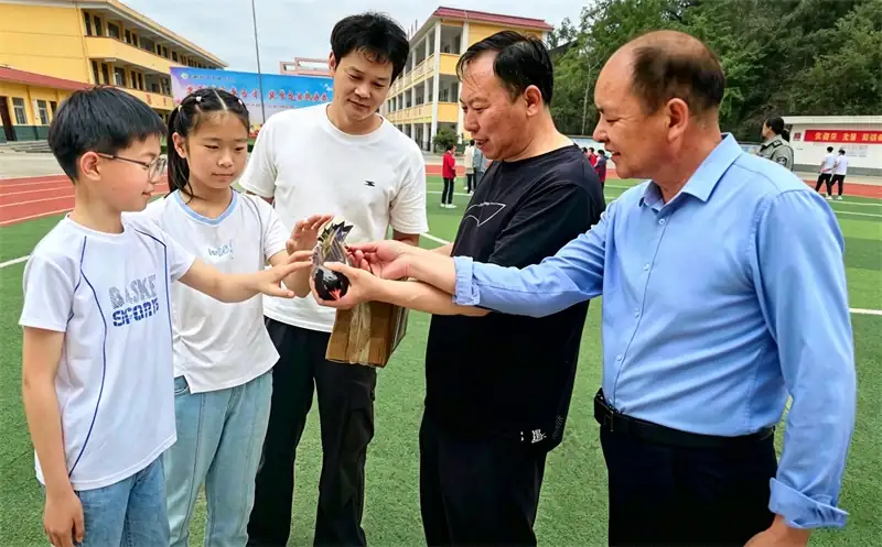受伤“林中仙子”坠落校园，师生暖心接力救助红嘴蓝鹊