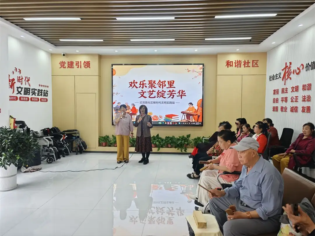 5月26日,榆阳区崇文路街道迎滨路社区在老年人日间照料中心开展“欢乐聚邻里 文艺绽芳华”主题党日文艺活动。
