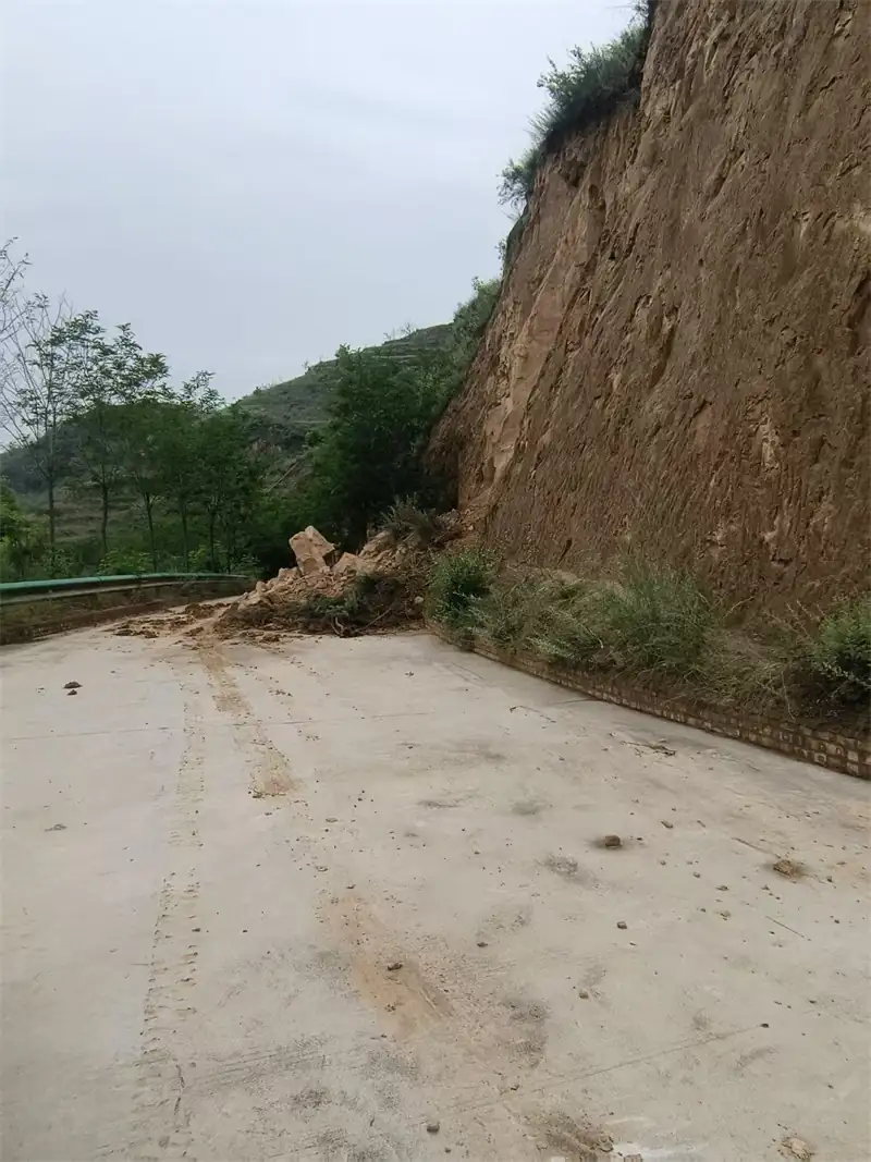 吴堡县岔上镇部分区域出现土体滑坡、道路水毁等安全隐患