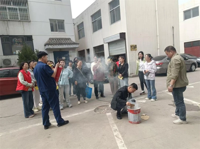 近日，榆阳区鼓楼街道普惠泉社区联合消防所在荣富园小区开展消防演练。