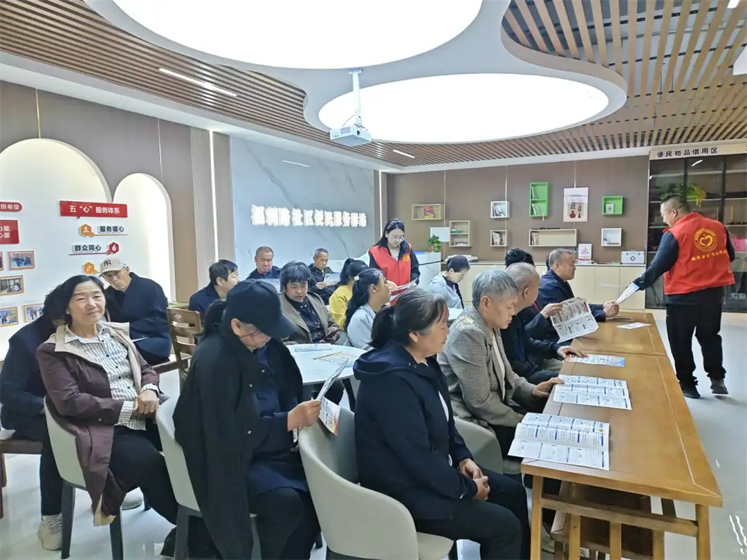 为居民发放资料、互动交流