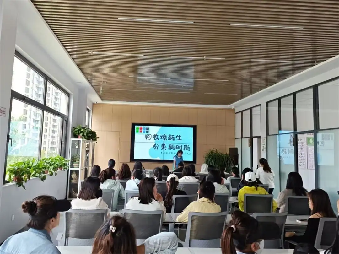 榆阳区崇文路街道春苑社区组织开展“回收焕新生 分类新时尚”宣传活动