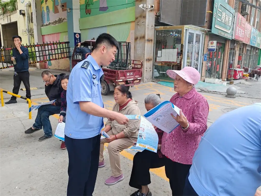 5月27日,绥德县张家砭派出所联合社区在景苑小区开展反邪教、反诈、禁毒一体化安全普法宣传。