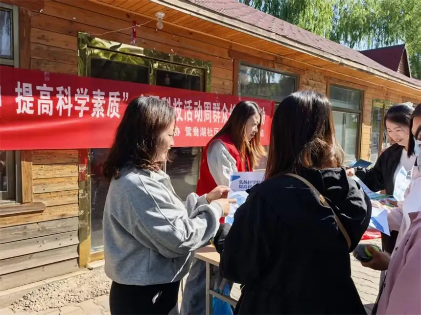 工作人员耐心细致地讲解各类科普知识