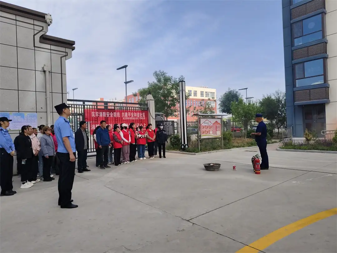 近日,榆阳区崇文路街道寨城庄社区联合民警、消防开展消防应急演练。