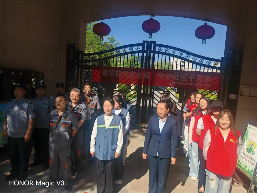5月29日上午,榆阳区沙河路街道桃李路社区联合和顺嘉府物业开展防汛应急演练。