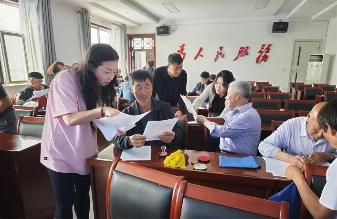 近日,府谷县农业技术推广服务中心联合各乡镇,集中落实旱作农业集成技术和大豆玉米带状复合种植项目。