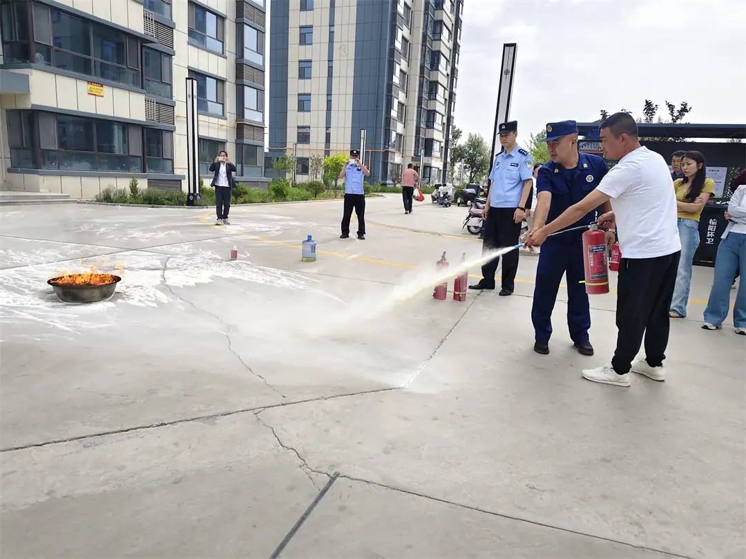 筑牢消防安全防线 共建平安和谐社区——崇文路街道寨城庄社区成功举办消防应急演练