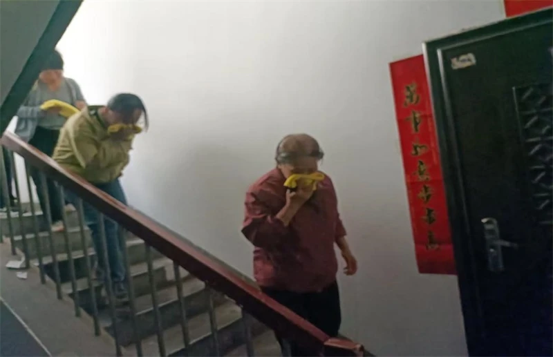 近日，榆阳区鼓楼街道普惠泉社区联合消防所在荣富园小区开展消防演练。