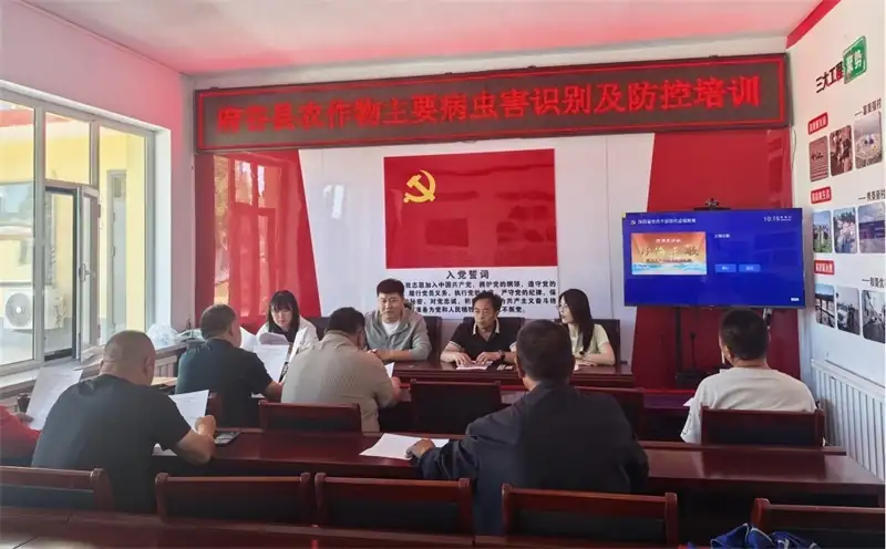 近日，府谷县农业技术推广服务中心下沉各乡镇，开展玉米、马铃薯等四大主栽作物的病虫害防治专项技术培训。